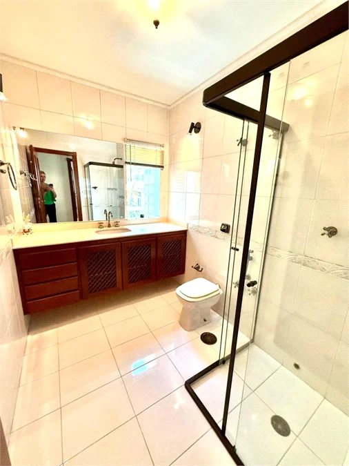 Sobrado à venda com 5 quartos, sendo 3 suítes, em Jardim Leonor, São Paulo, SP
