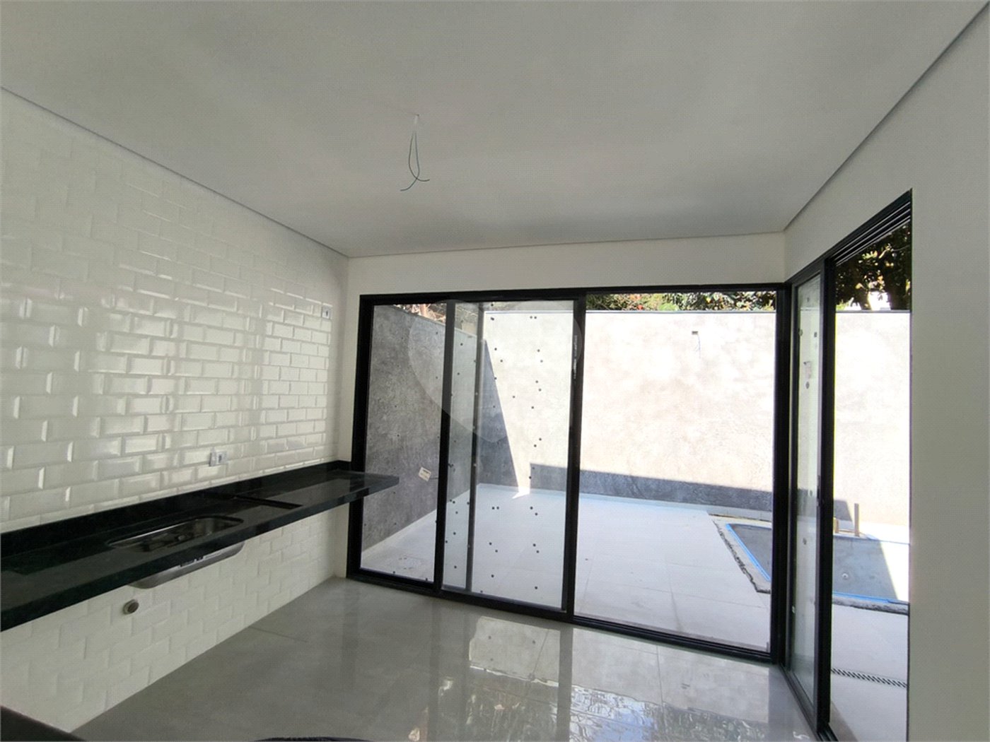 Casa à venda com 3 quartos, sendo 1 suíte, no condomínio Villagio Brasil, Atibaia - SP