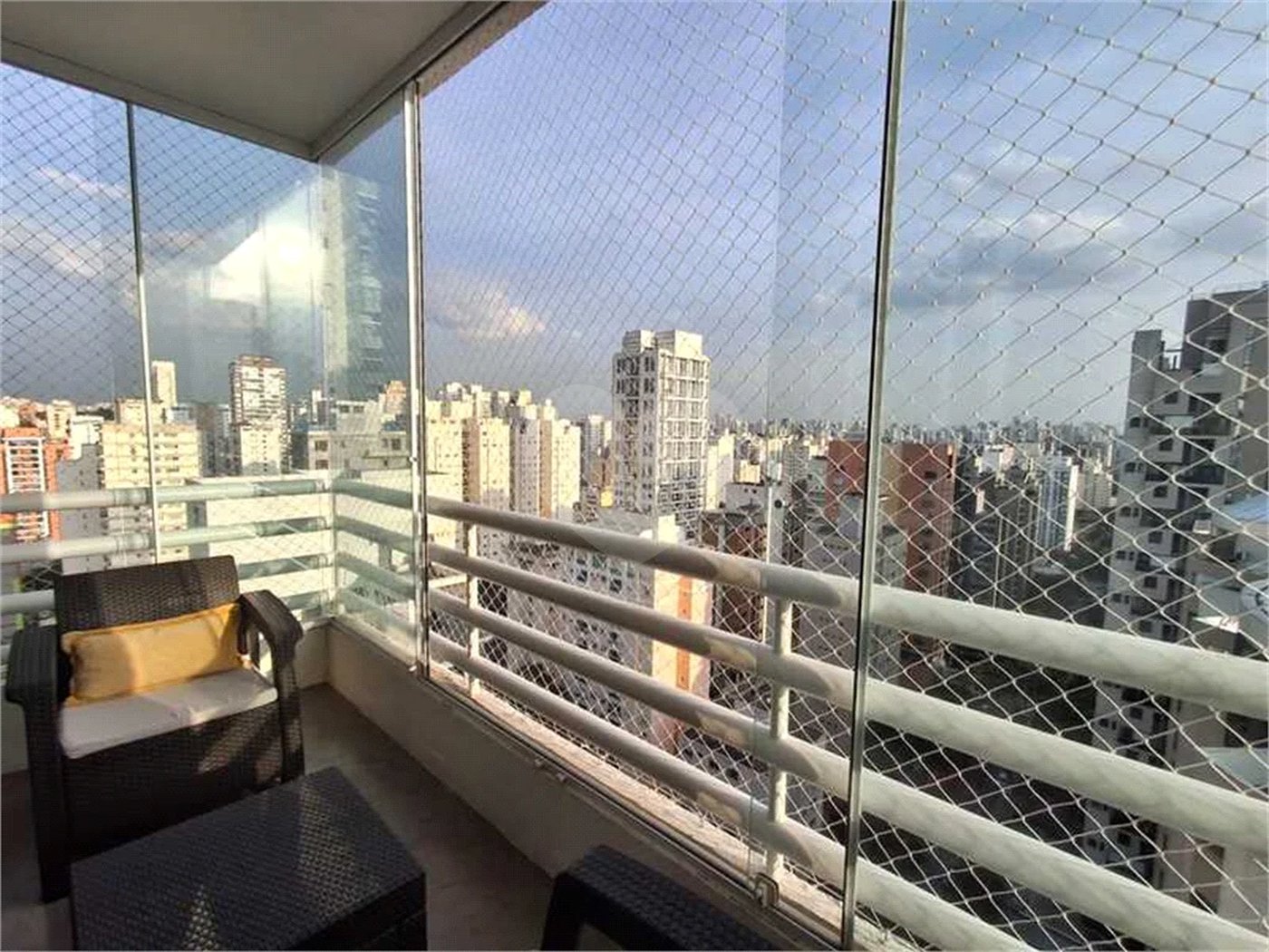 Apartamento totalmente decorado em Moema com 70 m2 , 2 quartos, 2 suítes e 2 vagas, ambientes com ar condicionado.