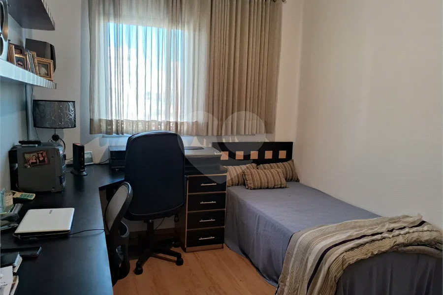 Prédio com portaria 24 horas, e lazer. Apartamento com 3 dormitórios, uma suíte, 2 vagas de garagem