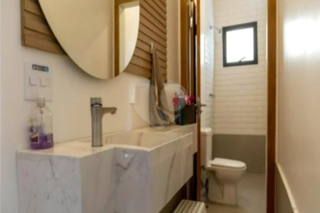 Sua oportunidade única na Vila Gumercindo! Casa espaçosa de 257m² com 4 dormitórios (sendo 2 suítes), 2 vagas de garagem e excelente localização, venda.