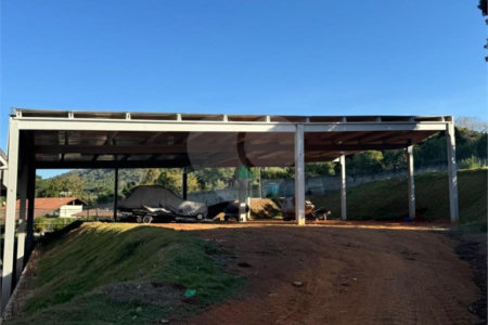 Casa "pé na água" à venda em condomínio fechado – Bragança Paulista/SP Com 305m² de Á/C e 1.305m² ÁT