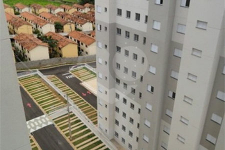 Apartamento no Condomínio Parque dos Manacás.