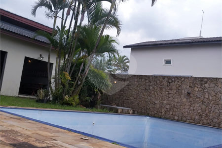 Casa à venda com 4 quartos, sendo 3 suítes, no condomínio Arujá 5, Arujá - SP