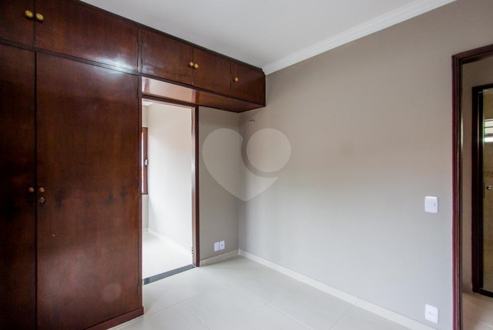 Sobrado à venda com 4 quartos, sendo 1 suíte,  em Interlagos, São Paulo, SP