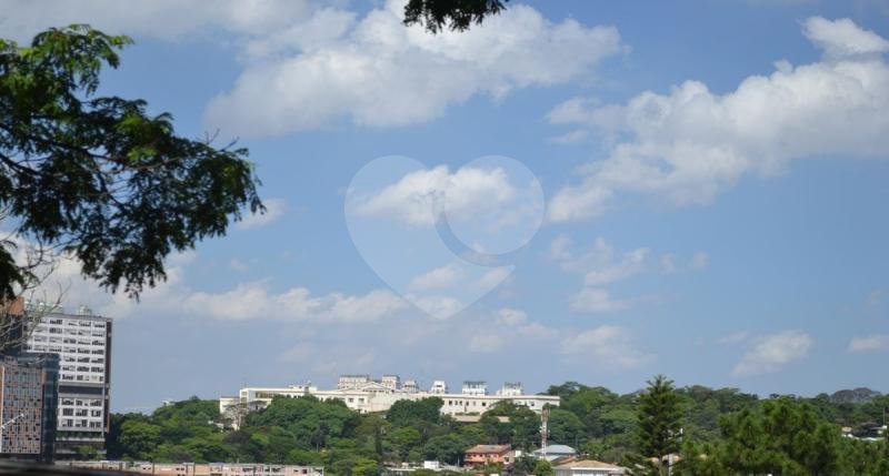 Casa à venda com 4 quartos, sendo 3 suítes, em Jardim Leonor, São Paulo, SP