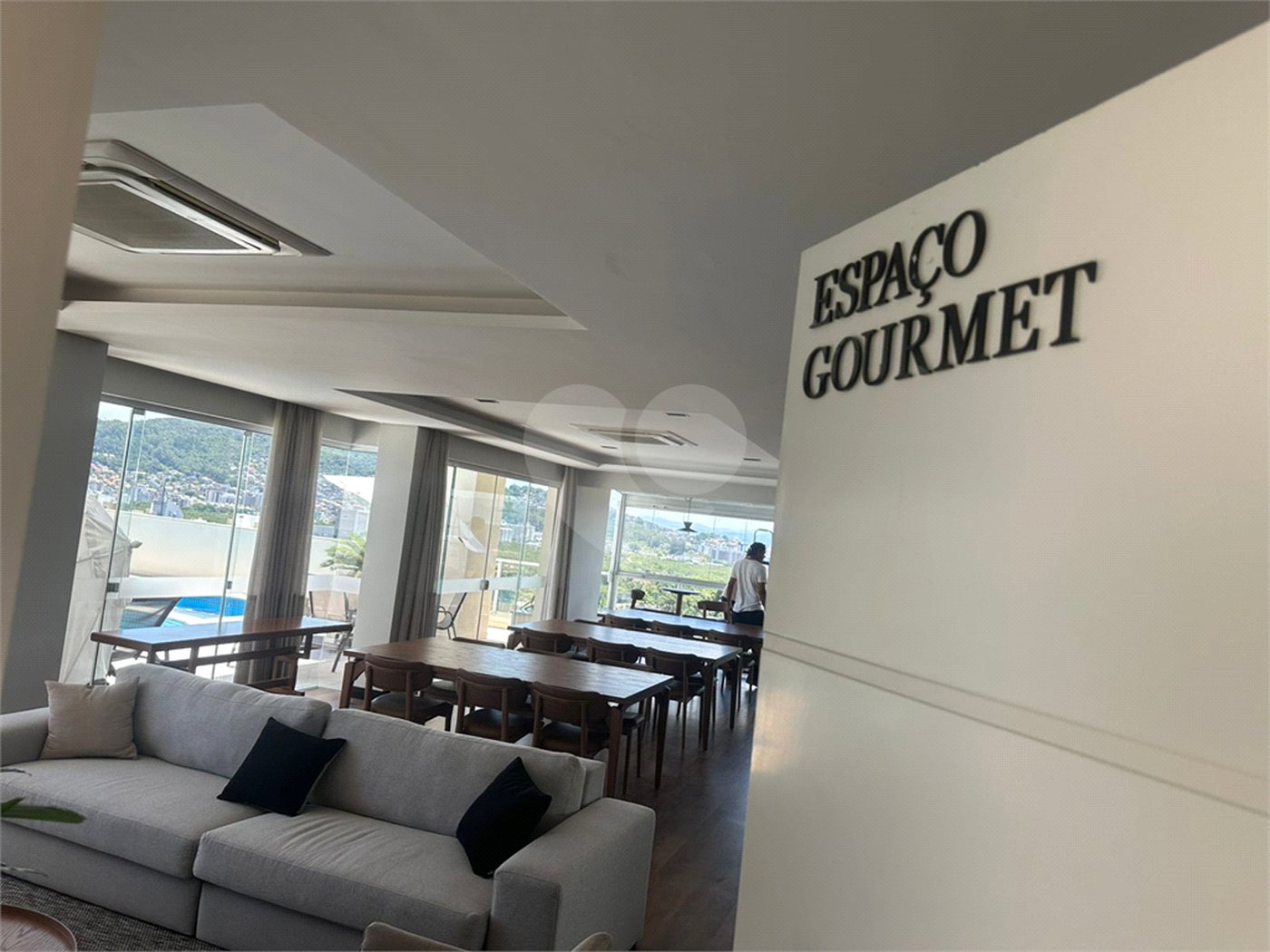 Apartamento à venda ou para alugar com 2 suítes em Itacorubi, Florianópolis, SC
