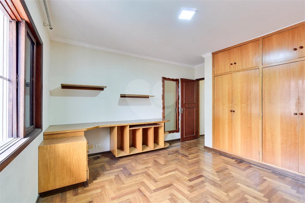 Sobrado à venda com 4 quartos, sendo 1 suíte, em Interlagos, São Paulo, SP