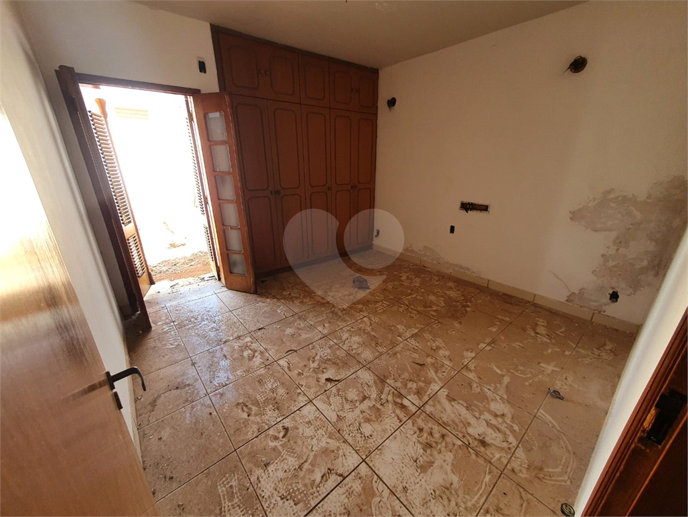 Casa térrea com 5 dormitórios, sendo 2 suítes.