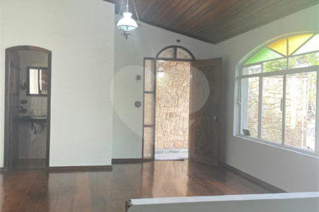Sobrado à venda com 6 quartos, sendo 3 suítes,  em Dos Casa, São Bernardo do Campo, SP