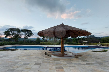 Casa à venda com 4 suítes no condomínio Figueira Garden, Atibaia - SP