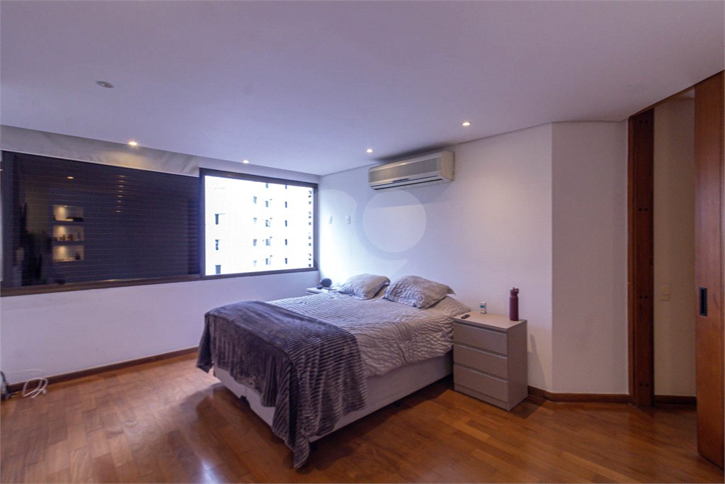 Apartamento à venda com 4 quartos, sendo 3 suítes, em Campo Belo, São Paulo, SP
