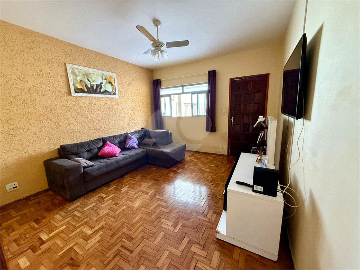 Casa térrea com piscina e 3 quartos.