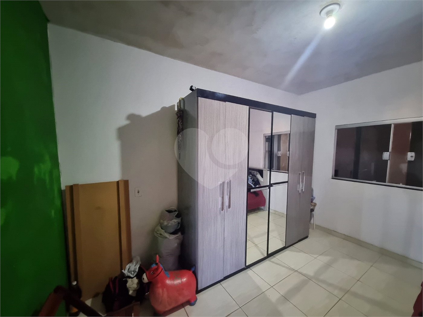 Sobrado 3 quartos e área comercial em baixo.