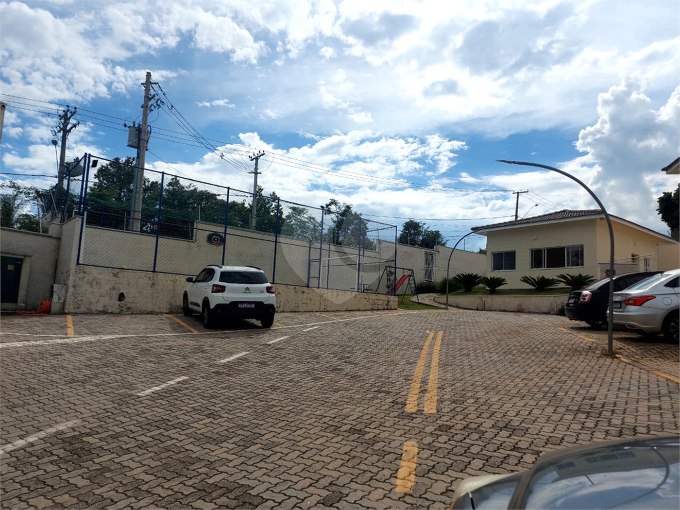 Sobrado à venda com 3 quartos, sendo 1 suíte, em Vila Omízollo, Louveira, SP
