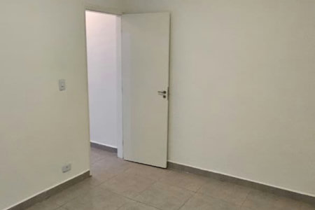 Apartamento de 01 Dormitório na Vila Caiçara — 200 m do Mar