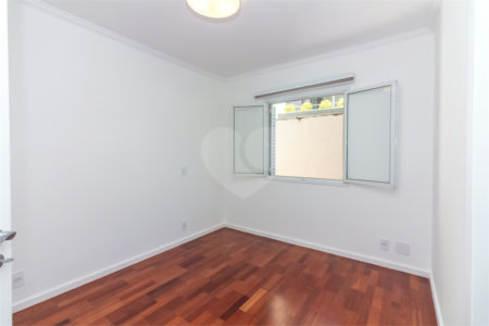 Casa à venda com 4 quartos, sendo 2 suítes, no condomínio Stephanie, São Paulo - SP