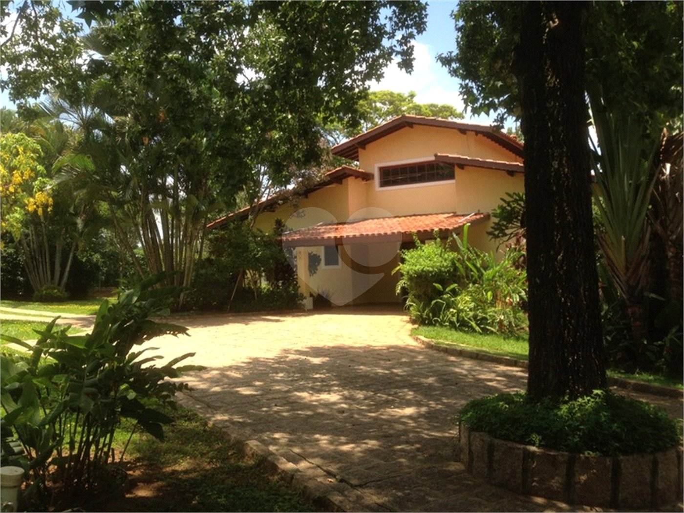 Casa à venda com 5 quartos, sendo 3 suítes, no condomínio Recanto das Flores, Indaiatuba - SP