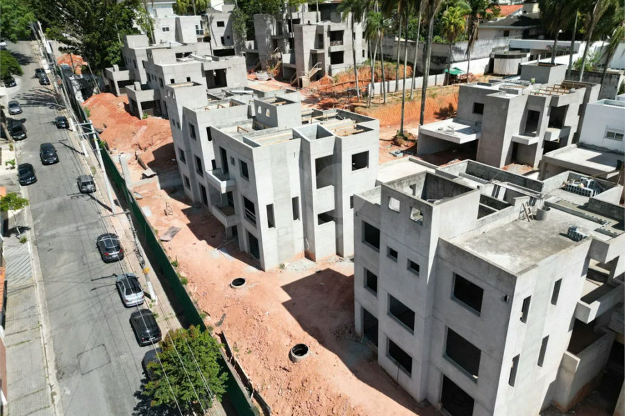 Casa à venda com 4 quartos, sendo 2 suítes, no condomínio Residencial Floresta, São Paulo - SP