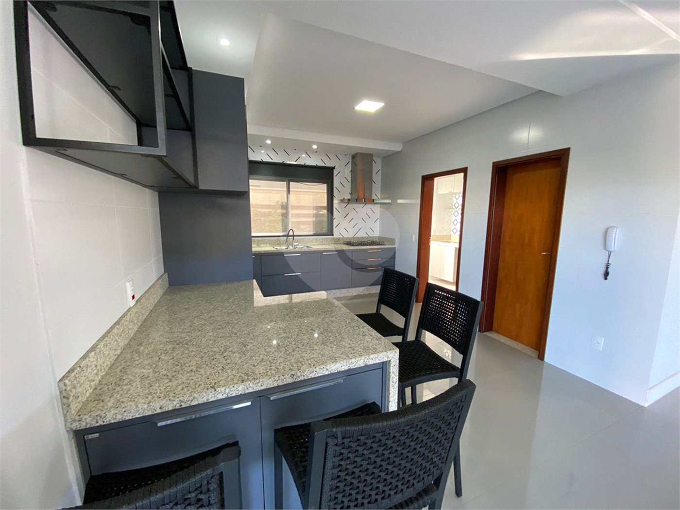 Casa com alto padrão de acabamento para venda no Condomínio Montreal.