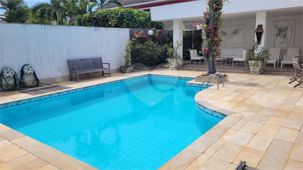 Casa à venda com 4 quartos, sendo 2 suítes, no condomínio Crystal Lake, Rio de Janeiro - RJ
