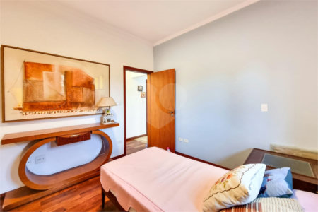 Casa à venda com 4 quartos, sendo 3 suítes, no condomínio Morada da Serra, São José dos Campos - SP
