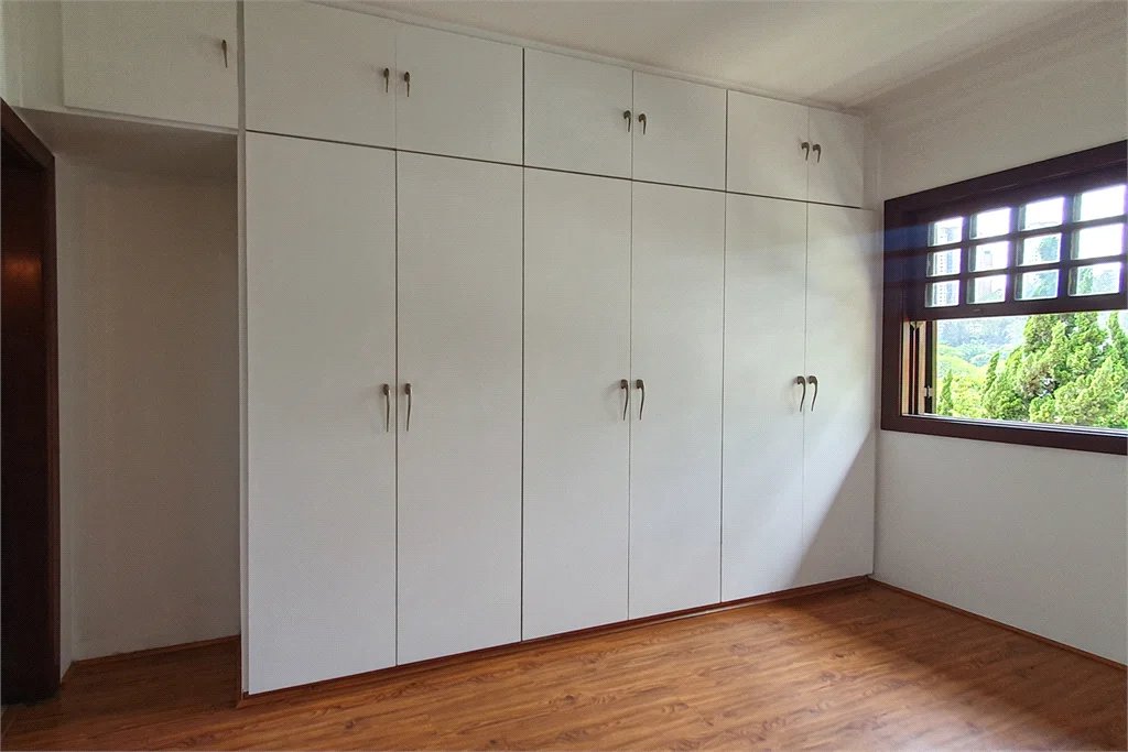 Casa à venda com 4 quartos, sendo 3 suítes,  no condomínio Vila das Flores, São Paulo - SP