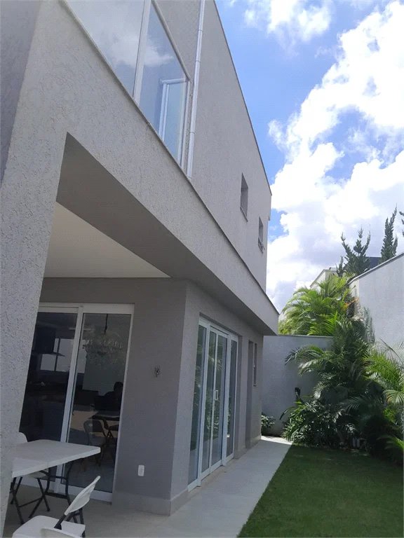 Casa à venda com 3 suítes em Moinho Velho, Cotia, SP