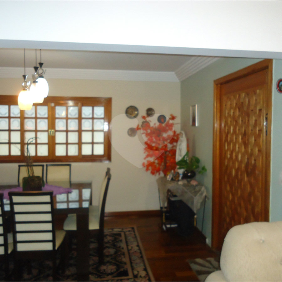 Sobrado com 4 quartos sendo 2 suítes.
