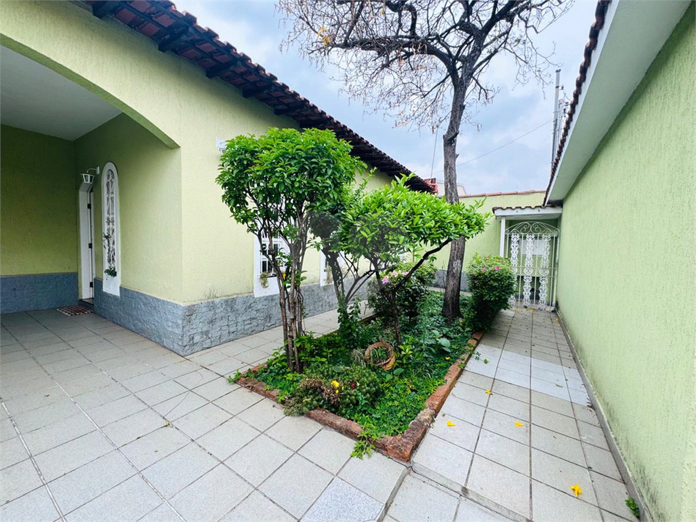 Casa à venda com 4 quartos, sendo 1 suíte,  em Vila Galvão, Guarulhos, SP