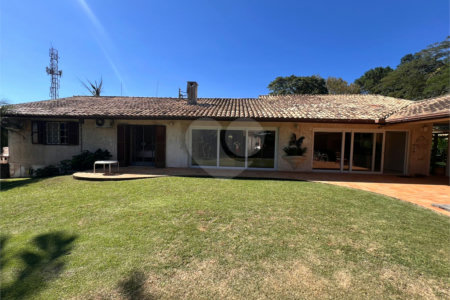 Casa Térrea à venda com 5 quartos, sendo 3 suítes, em Interlagos, São Paulo, SP