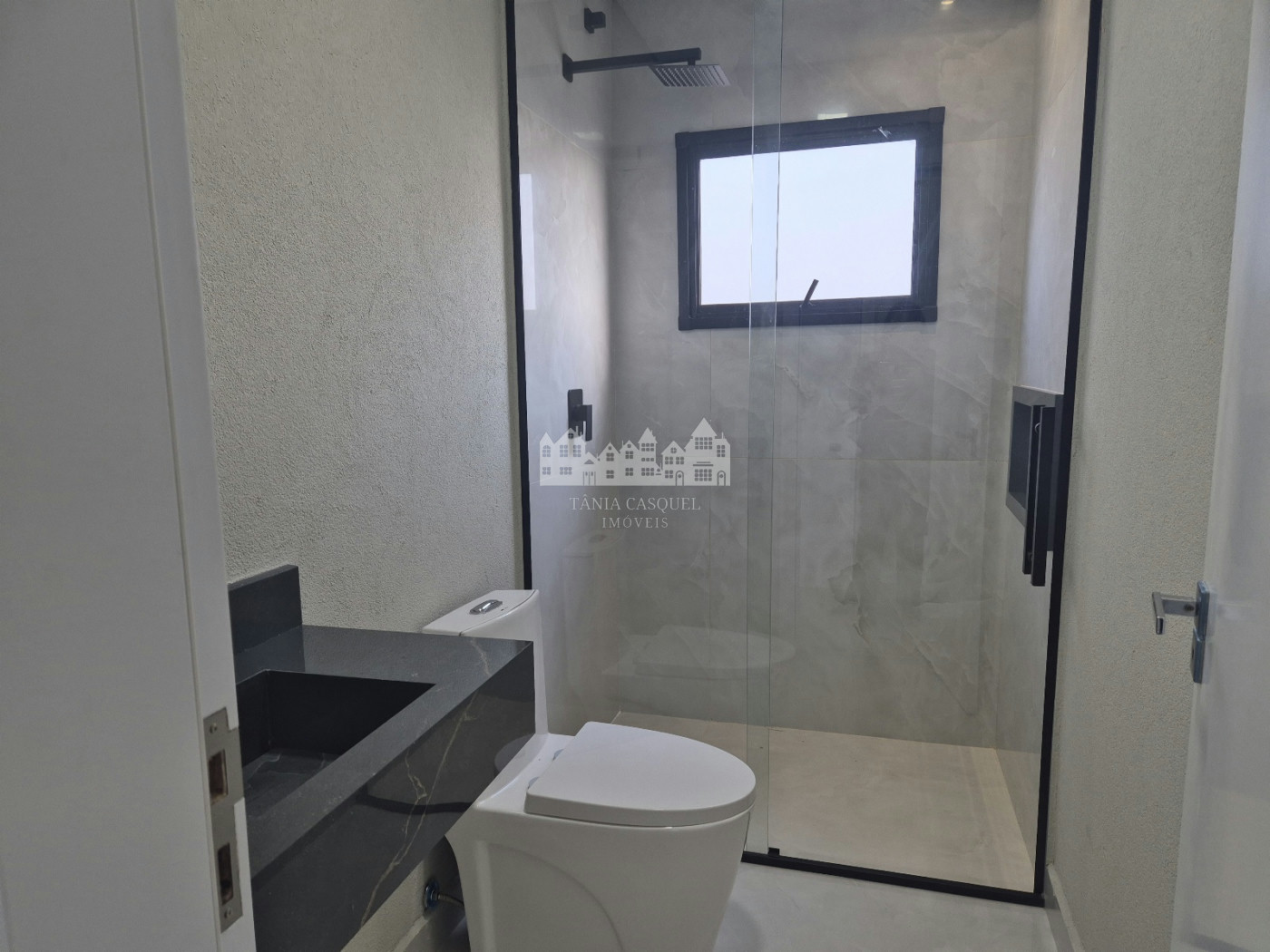 Casa térrea à venda com 4 quartos, sendo 2 suítes, no condomínio Alto da Floresta, Bom Jesus dos Perdões - SP
