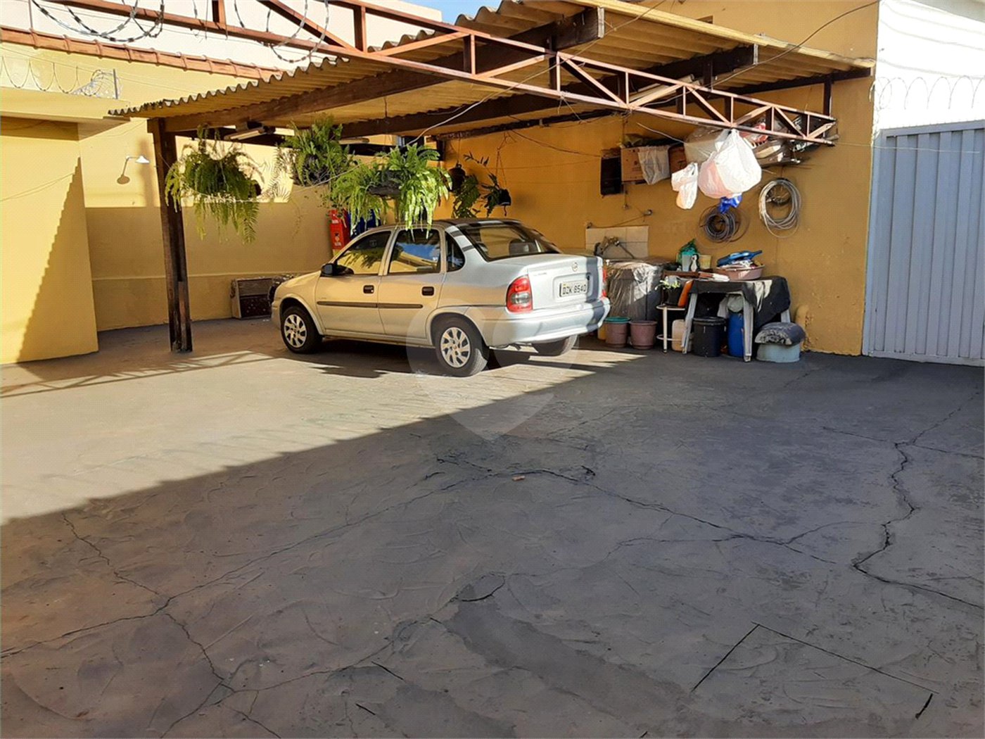Casa com Salão Comercial no Aracy