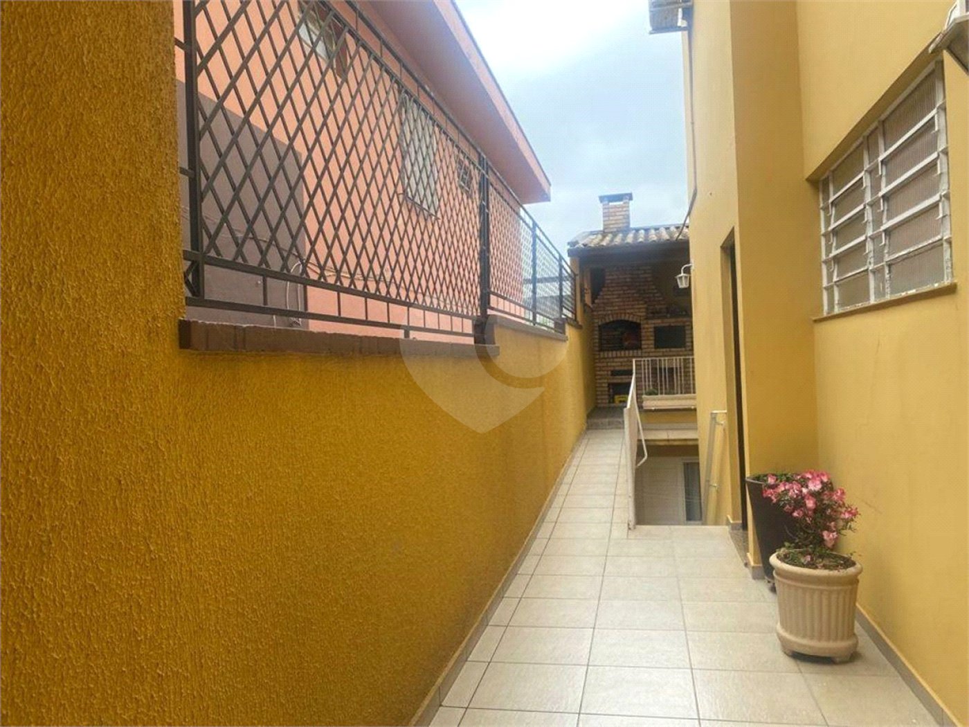 Sobrado à venda com 150 metros de área util e possui 3 dormitórios, sendo 1 suíte.