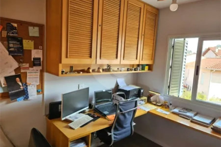 Casa à venda com 3 quartos, sendo 2 suítes, no condomínio Vila Borghese, São Paulo - SP