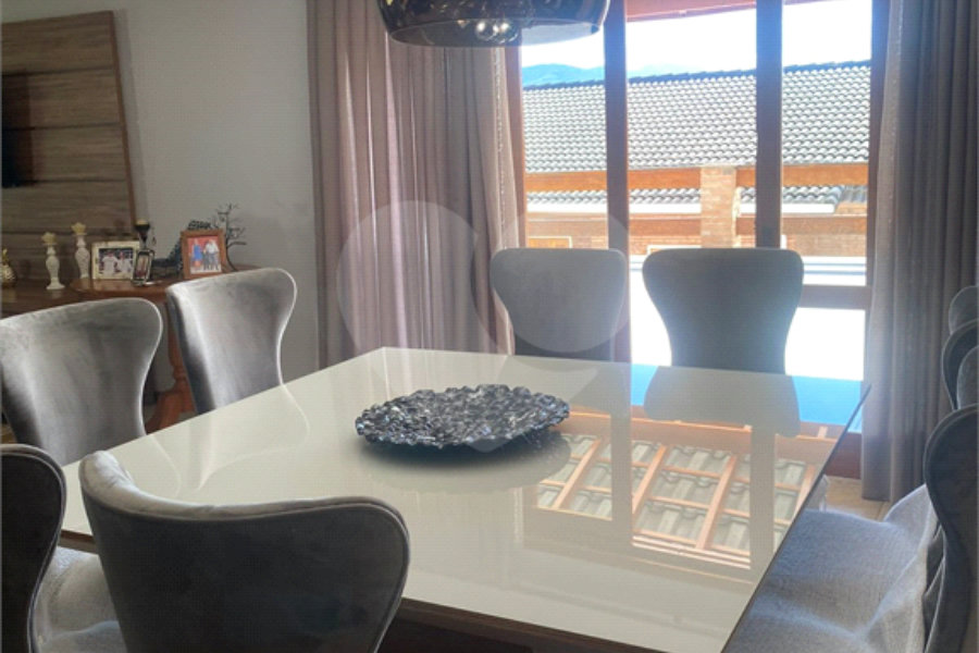Casa à venda com 5 quartos, sendo 4 suítes, no condomínio Lago do Imperador, Mairiporã - SP
