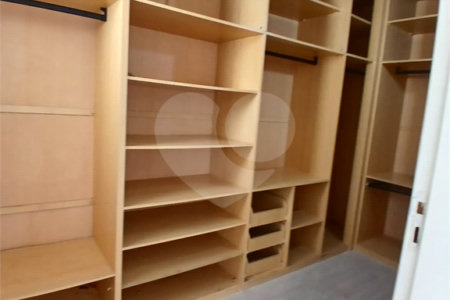 Casa à venda com 4 quartos, sendo 2 suítes, no condomínio Flamboyant, Atibaia - SP