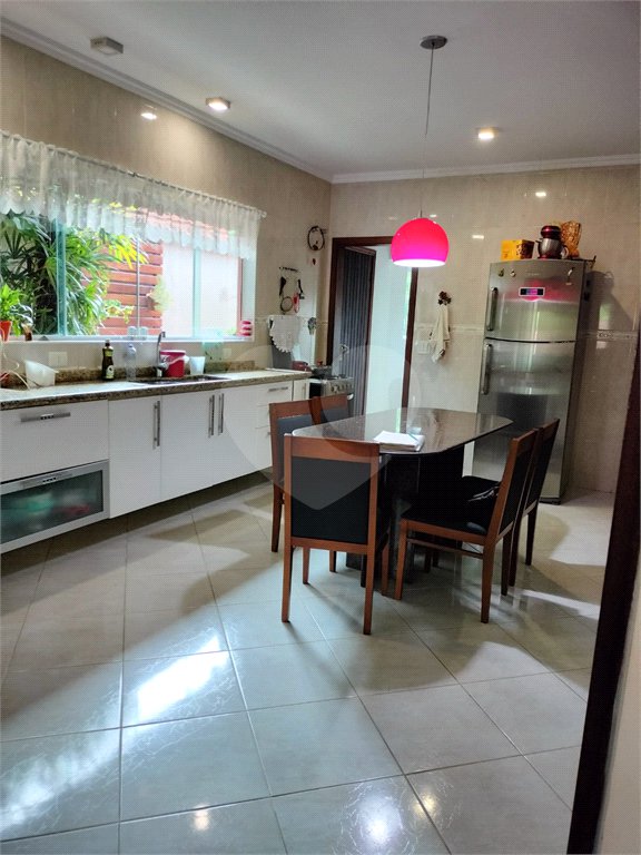 Sobrado à venda com 4 quartos, sendo 2 suítes, em Vila Petrópolis, Atibaia, SP