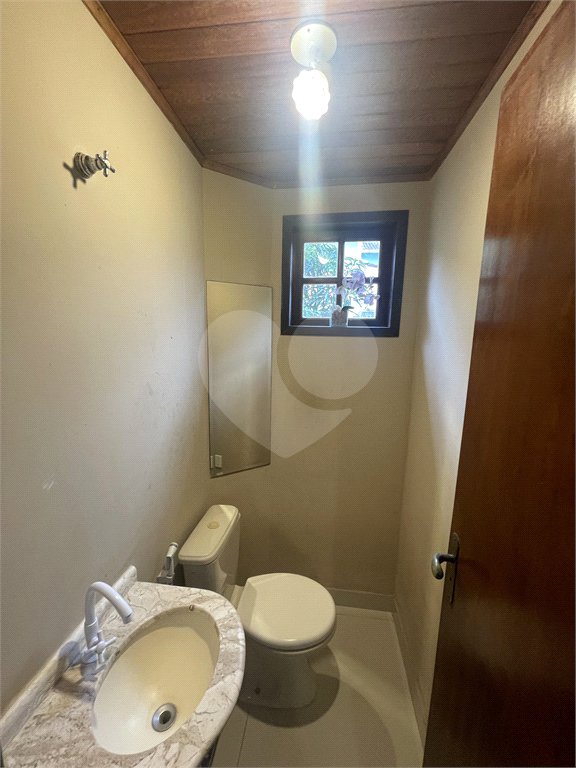 Casa à venda com 5 quartos, sendo 3 suítes, no condomínio Recanto das Palmeiras, Rio de Janeiro - RJ