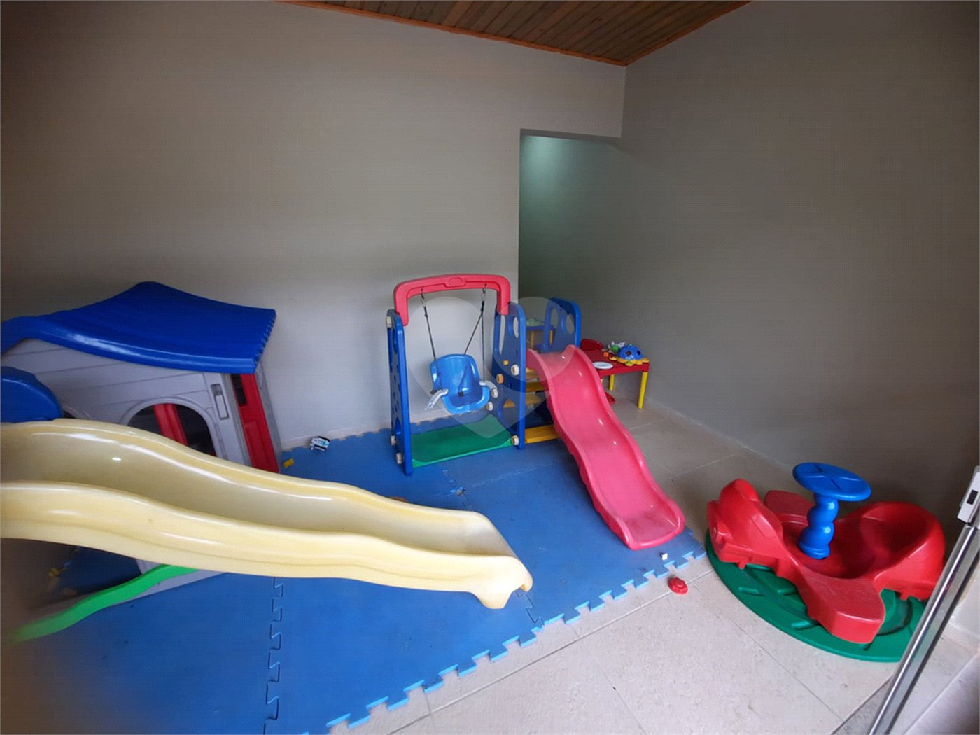 Casa à venda com 3 suítes no condomínio Ecovillagio, São Roque - SP