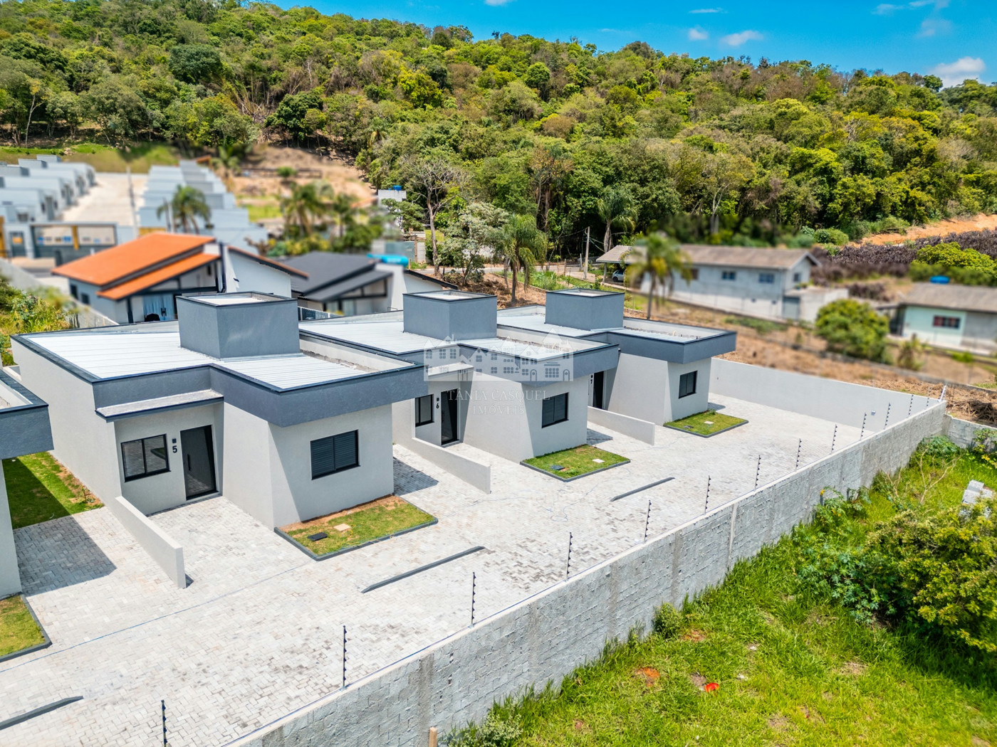 Casa térrea à venda com 3 quartos, sendo 1 suíte, no condomínio Flores da Usina, Atibaia - SP