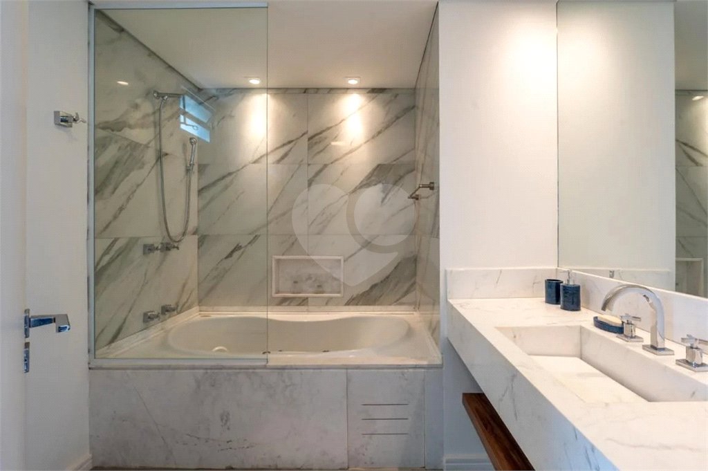 Casa à venda com 4 quartos, sendo 2 suítes, no condomínio Melbourne Residence, São Paulo - SP