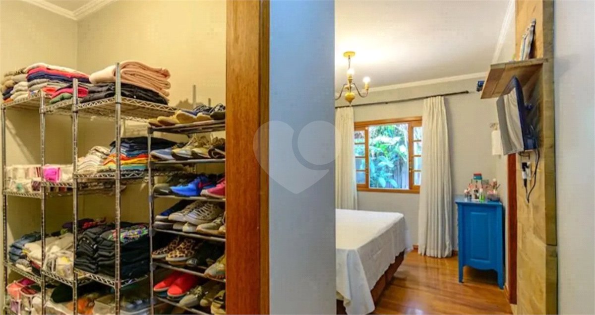Casa à venda com 4 quartos, sendo 2 suítes,  em Granja Viana, Cotia, SP