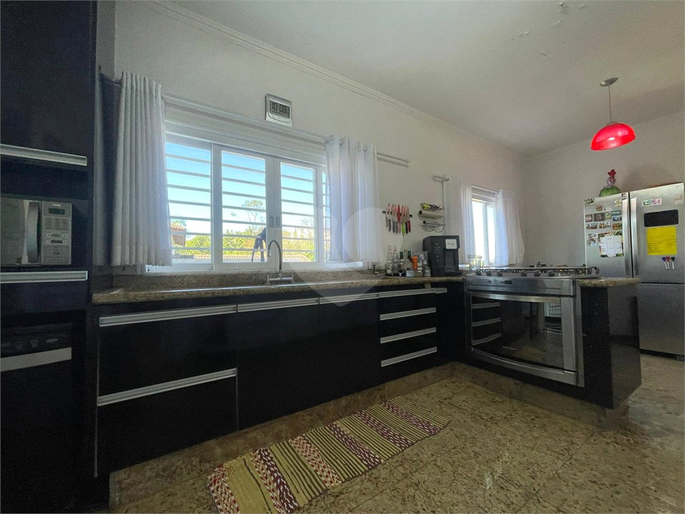 Casa à venda com 4 quartos, sendo 2 suítes, no condomínio Residencial Itatinga I, São Paulo - SP