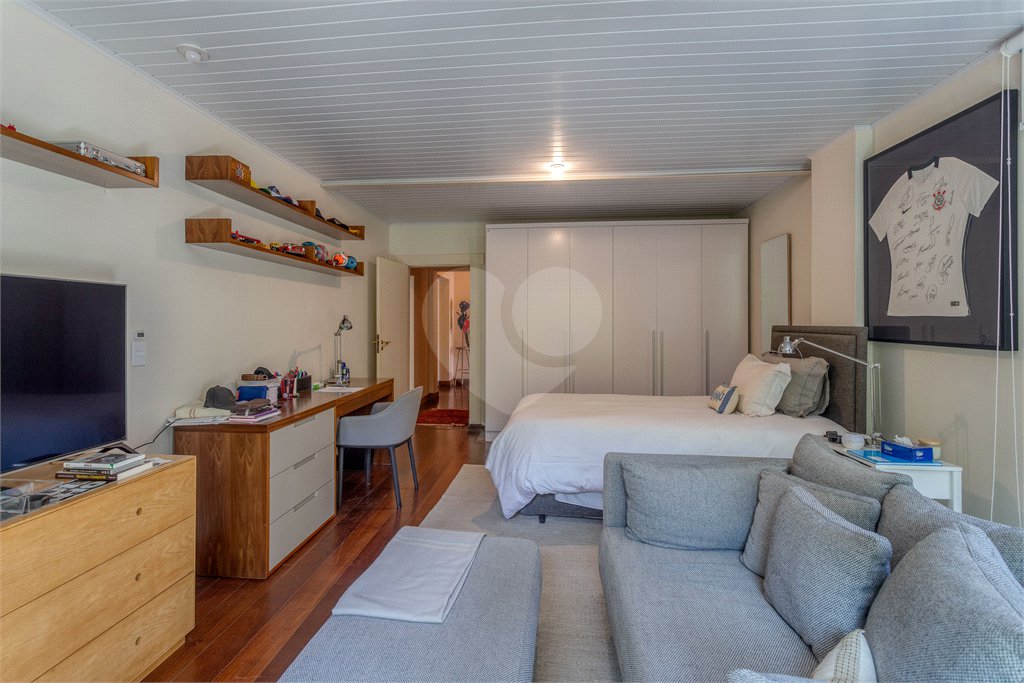 Casa à venda com 6 quartos, sendo 2 suítes, no condomínio Chácara Flora, São Paulo - SP