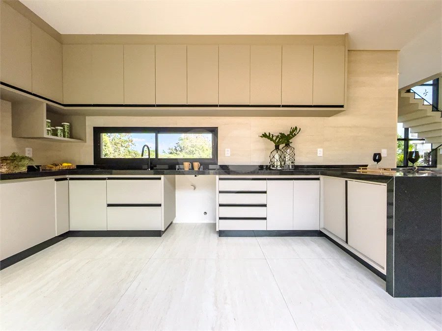 Indaiatuba - Condomínio Milano - Sobrado - 350 m² de terreno - 240 m² de área construída - 4 vagas de garagem, sendo 2 cobertas - Salas de estar e jantar integradas - 3 suítes com closet e varanda no pavimento superior - Escritório no térreo - Espaço gourmet com churrasqueira - Banheiro externo