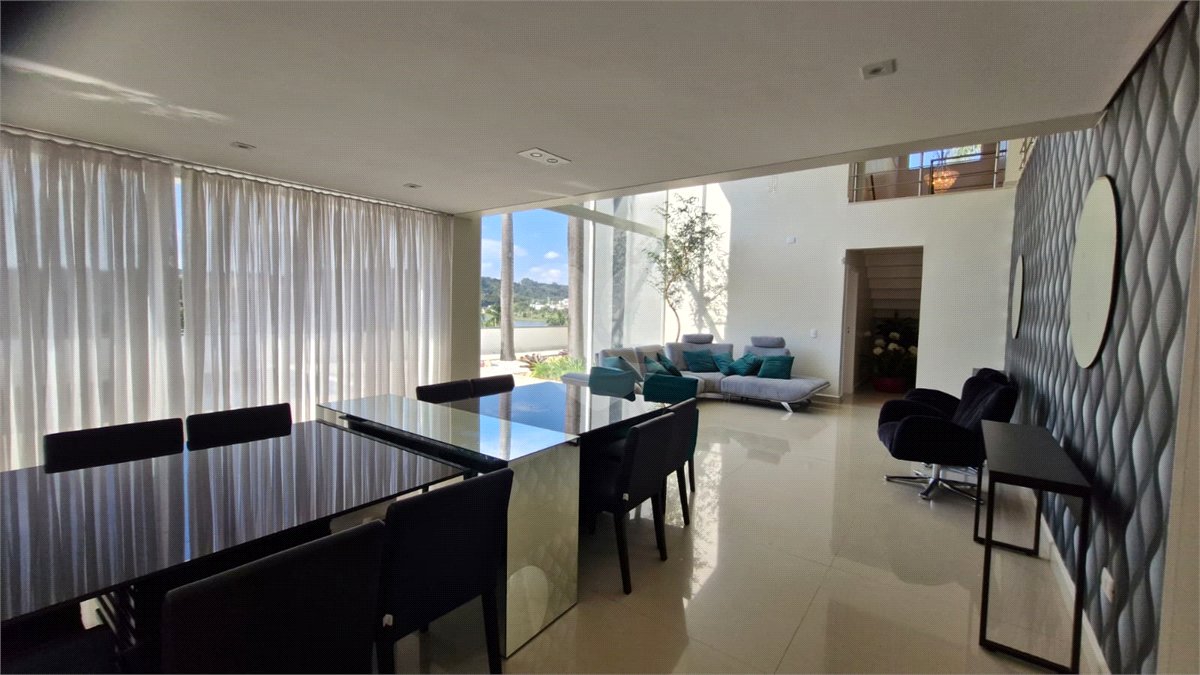 Casa à venda ou para alugar com 5 quartos, sendo 4 suítes, no condomínio Shamballa II, Atibaia - SP