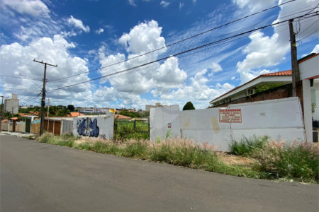 Terreno com 1.107,00 de área total.