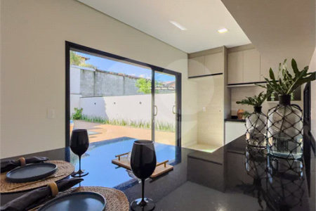 Indaiatuba - Condomínio Milano - Sobrado - 350 m² de terreno - 240 m² de área construída - 4 vagas de garagem, sendo 2 cobertas - Salas de estar e jantar integradas - 3 suítes com closet e varanda no pavimento superior - Escritório no térreo - Espaço gourmet com churrasqueira - Banheiro externo