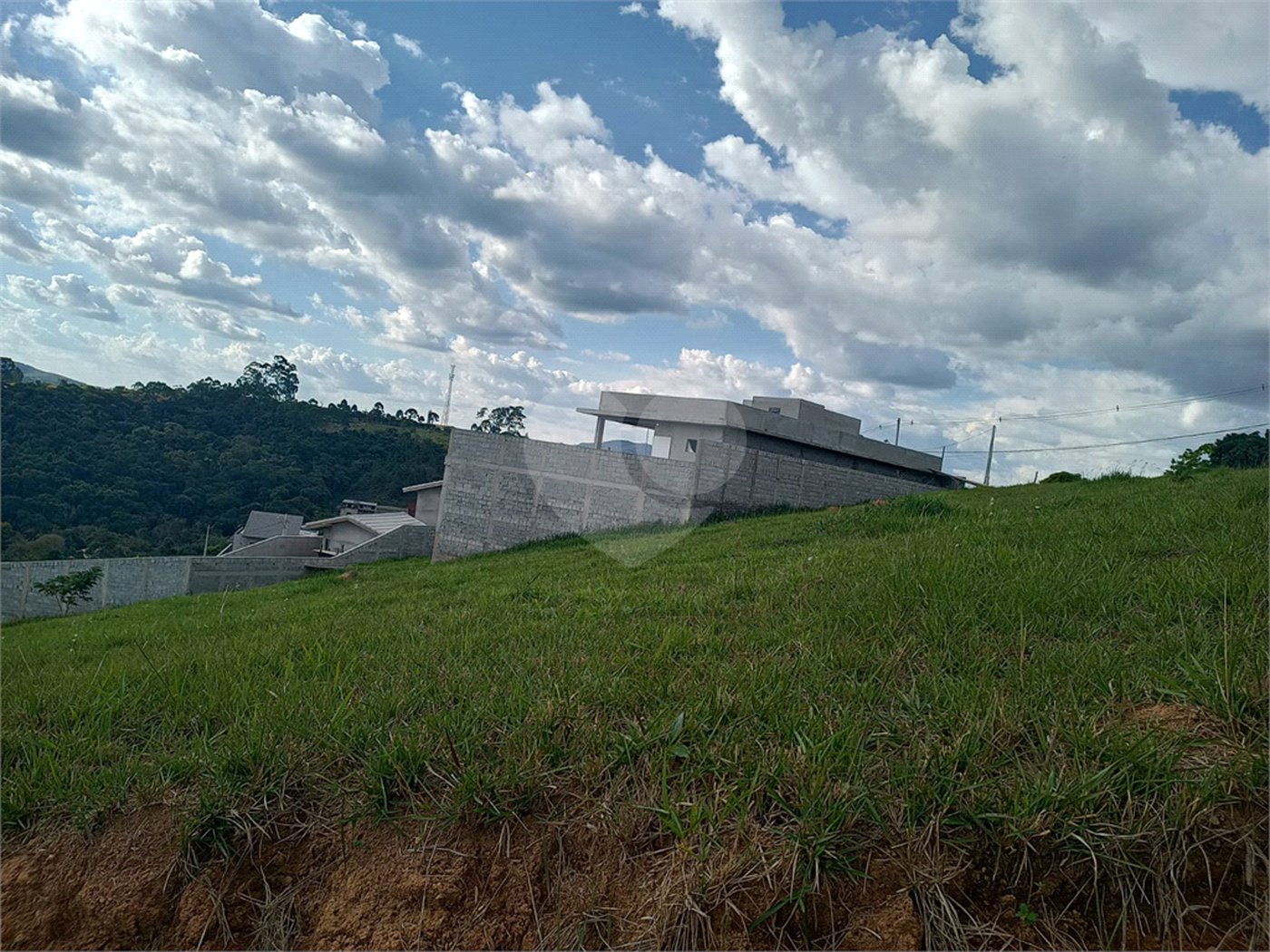 Terreno Exclusivo em Condomínio Fechado a 10 Minutos de Atibaia